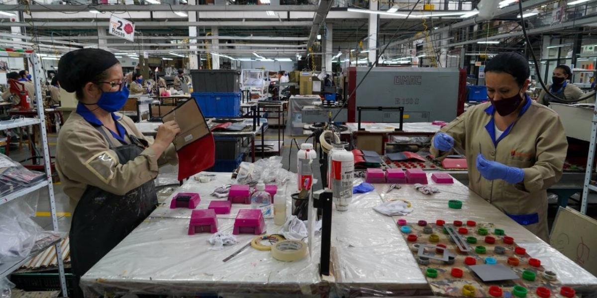 En la fábrica de Mario Hernández trabajan al menos 400 personas.