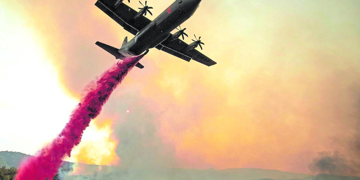 Un avión deja caer retardante de fuego sobre el incendio Ranch, en California, en el 2018. Ese año se quemaron 1,8 millones de hectáreas en dicho estado