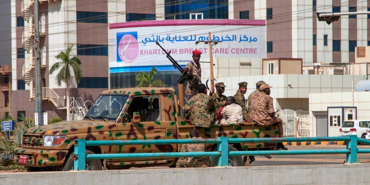 Vista de las fuerzas militares en Sudán tras la represión en las calles.