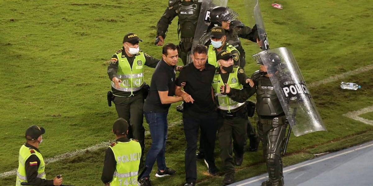 Momentos cuando el técnico de América, Juan Carlos Osorio, esta sacado del estadio bajo protección.