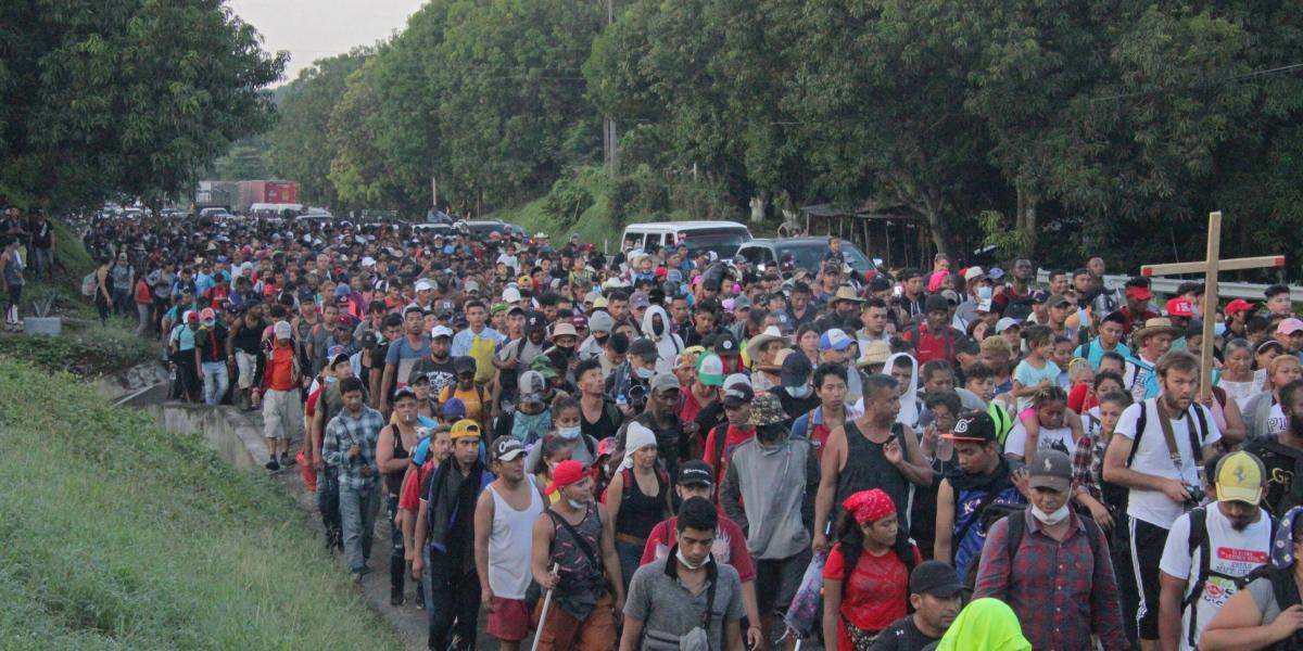 Cientos de migrantes en un punto de la carretera del municipio de Huehuetán, en el estado de Chiapas (México).