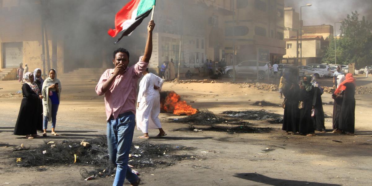 El 26 de octubre de 2021 en Sudán, los manifestantes de Uganda cerca de neumáticos en llamas durante una manifestación en la capital, Jartum (Sudán).