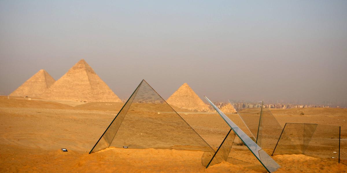 Exposición 'Forever Now', en las pirámides de Giza, en Egipto.
