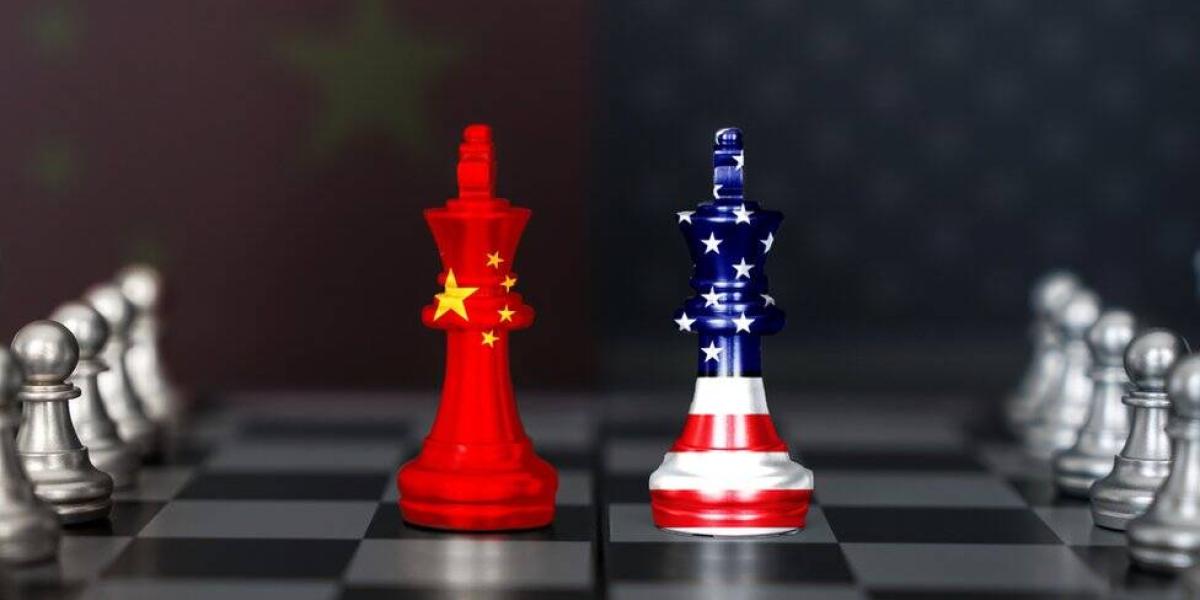 BBC Mundo: Tablero de ajedrez con las banderas de China y EE.UU.