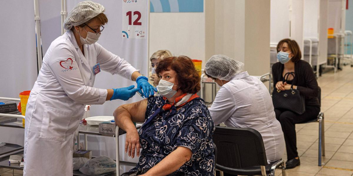 Un trabajador de la salud administra una dosis de la vacuna rusa Sputnik V covid-19 a un paciente.