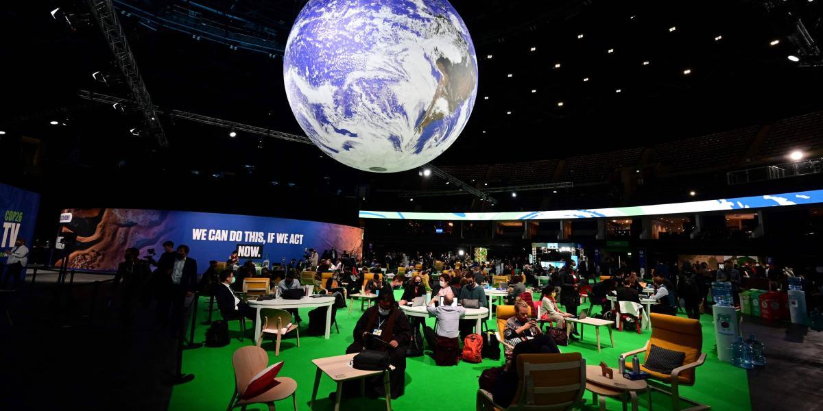 Delegados de diferentes países del mundo asisten hoy a la tercera jornada de la cumbre del clima COP26 que se celebra en Glasgow (Reino Unido).