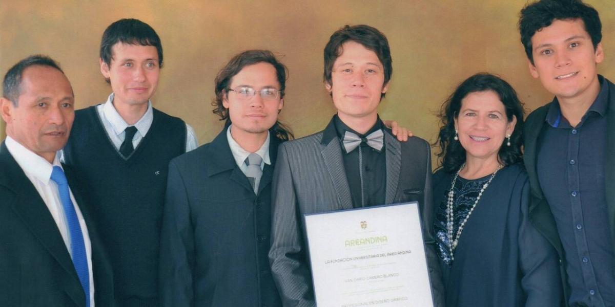 El grado de Iván Dario. En la foto en compañía de sus padres y  hermanos.