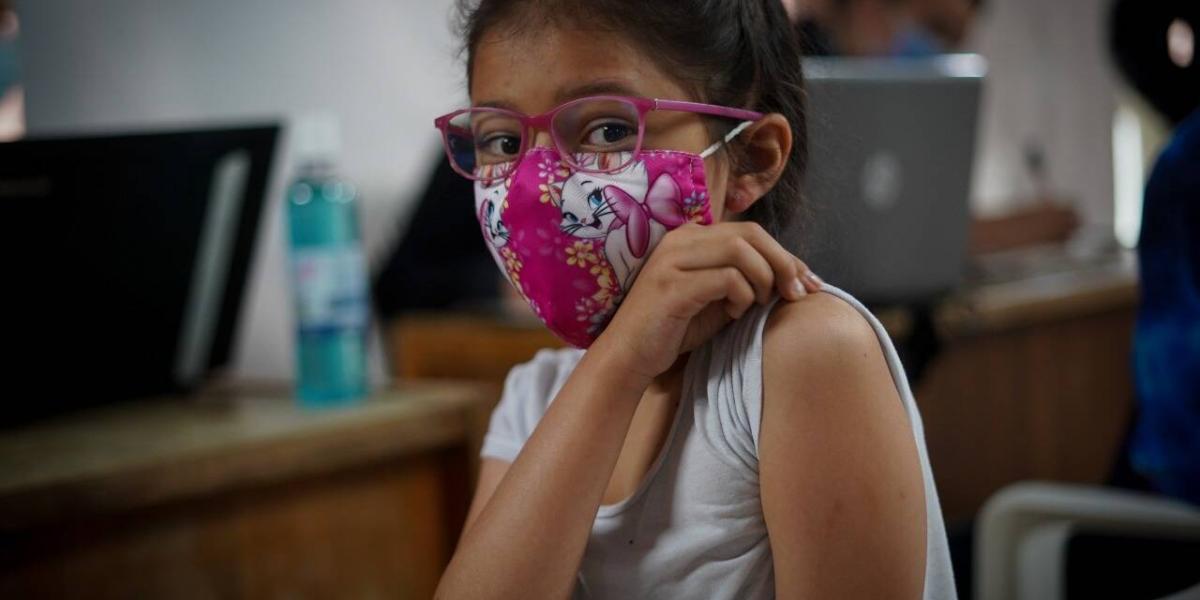 Las secretarías de Salud y Educación se unen para fomentar la vacunación contra el covid-19 en colegios públicos y privados de Bogotá.