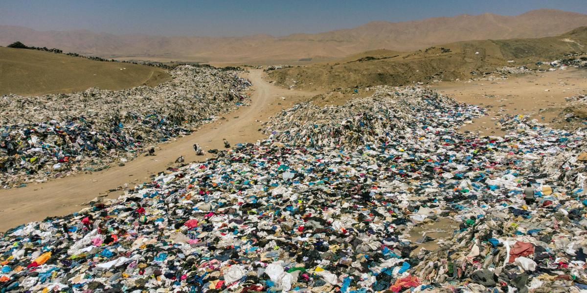 Vista de ropa usada desechada en el desierto de Atacama, en Alto Hospicio, Iquique, Chile, el 26 de septiembre de 2021.