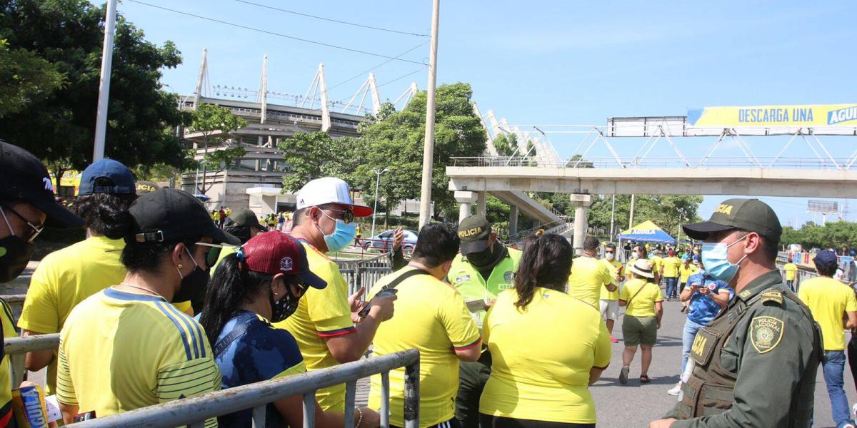 Ingreso de aficionados para el partido de Colombia. Se pide el carnet de vacunación por aforo del 100%.