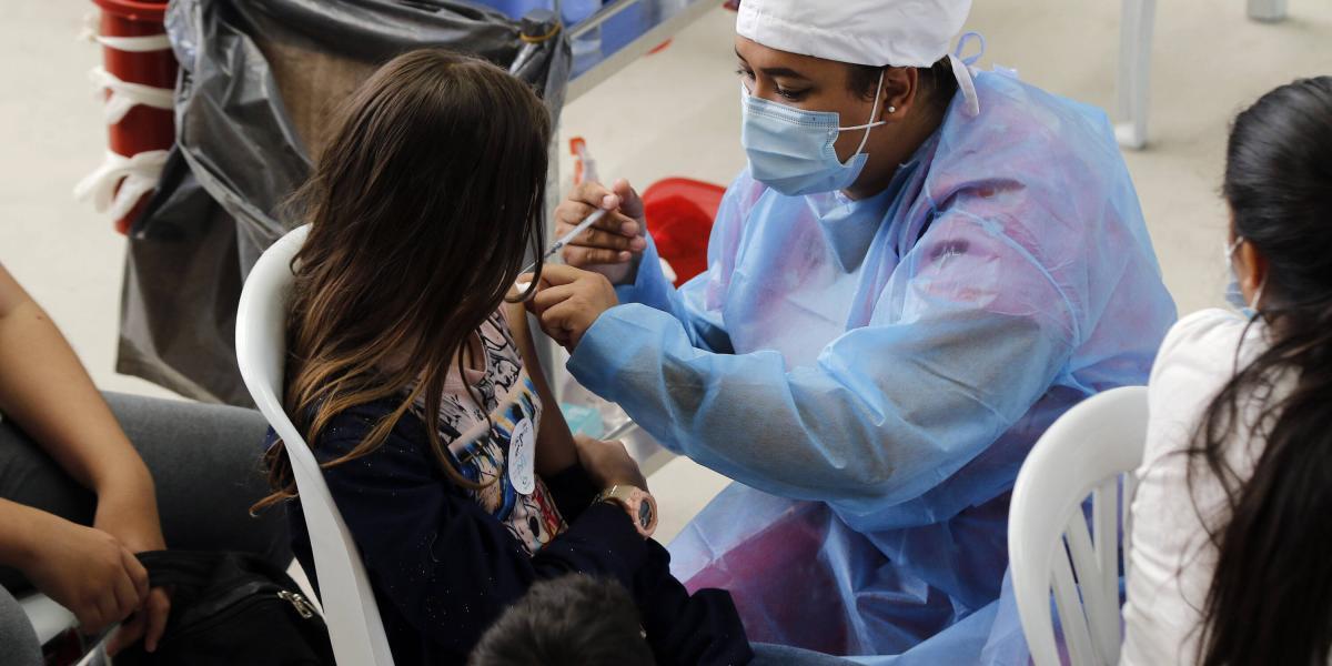 Luego de la exigencia del carné de vacunación para el ingreso a establecimientos públicos. En Medellín se han visto más personas acercarse a los puntos de vacunación para aplicarse la primera dosis o completar el esquema de vacunas contra el covid-19.