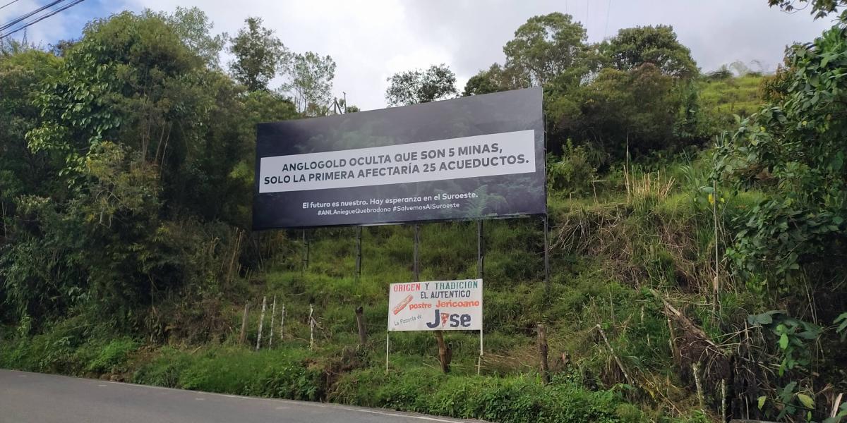 En todo el municipio se ven vallas y mensajes tanto a favor como en contra del proyecto Quebradona.
