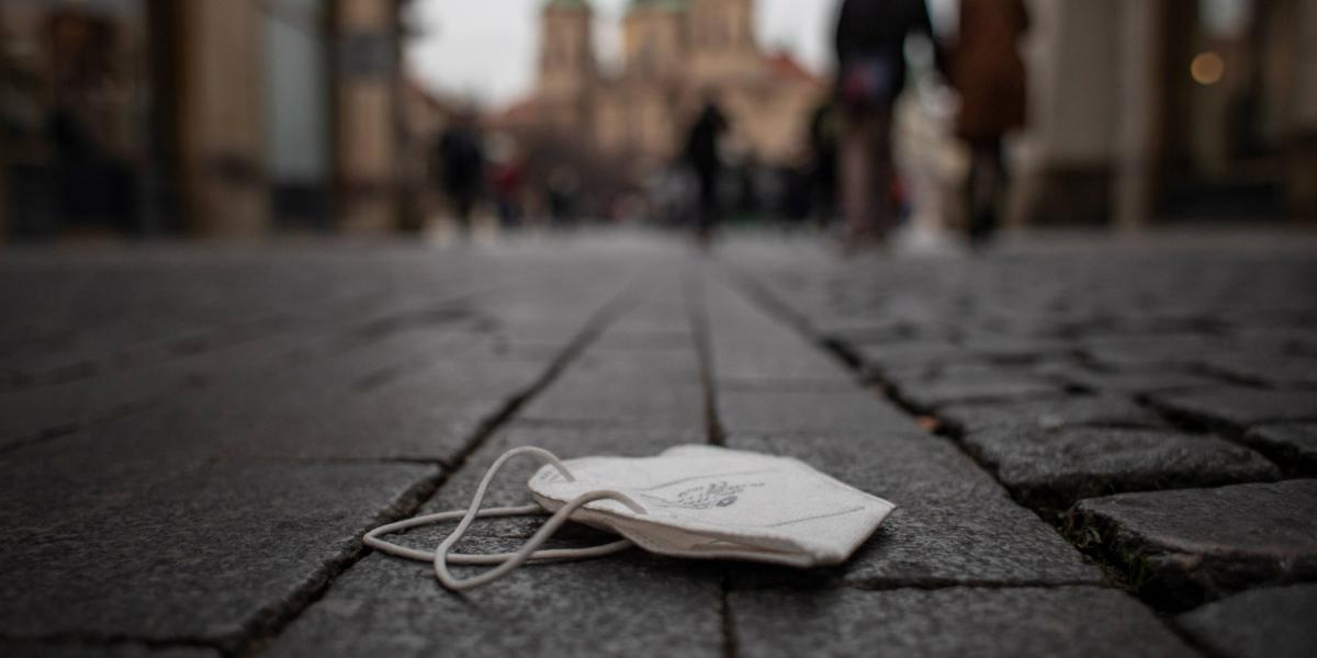 Un tapabocas en el suelo cerca de la Plaza de la Ciudad Vieja en Praga, República Checa.