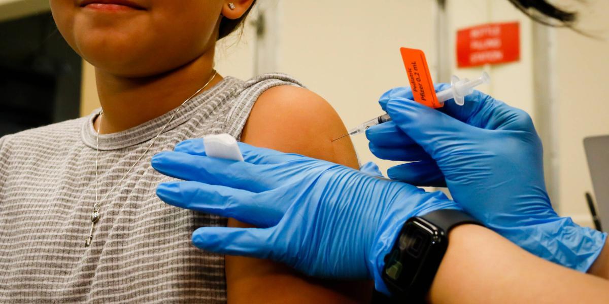Una niña de 11 años recibe la vacuna de Pfizer en Miami.