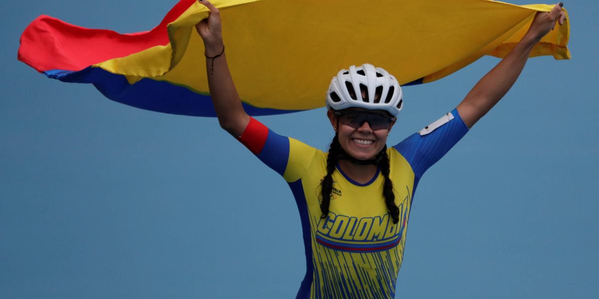 Valeria Rodríguez de Colombia celebra al ganar la prueba 200m metra contra meta.