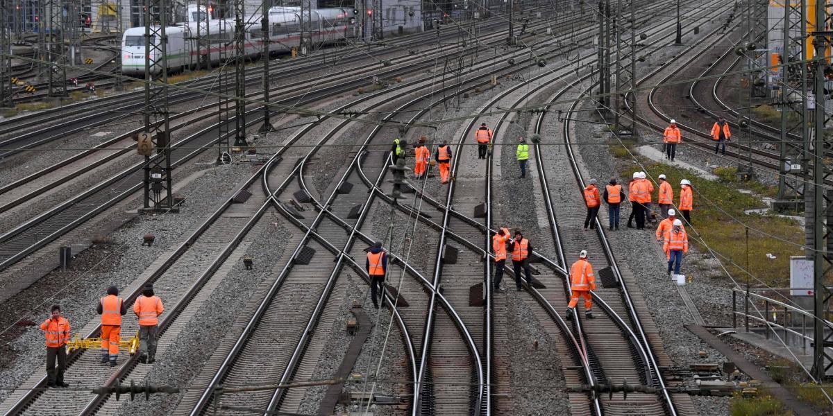 Los trabajadores revisan las vías de la estación principal de trenes en Múnich después de la explosión de una bomba, el 1 de diciembre de 2021