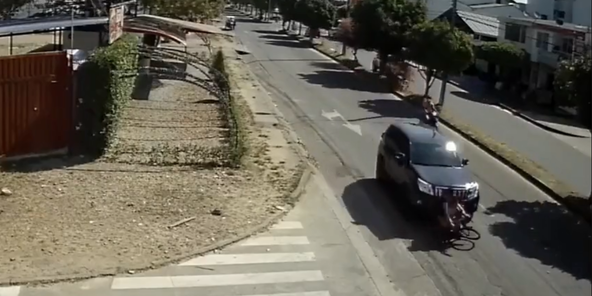 Este es el momento cuando el conductor atropella a los ciclistas.