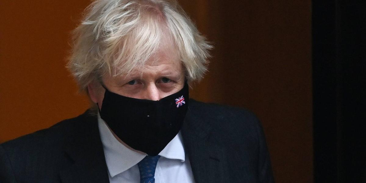 El primer ministro británico Boris Johnson sale del número 10 de Downing Street para las preguntas de los primeros ministros en el parlamento en Londres, Gran Bretaña, el 15 de diciembre de 2021.