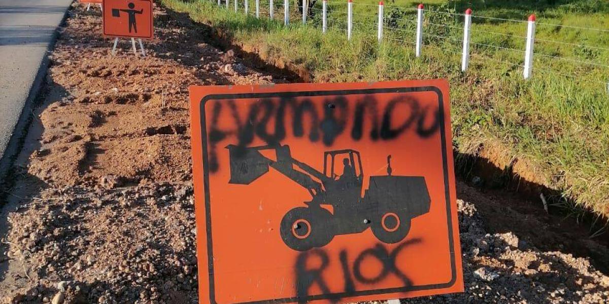 El frente primero de las Farc, ‘Armando Ríos’, vandalizó la señalización de las obras,