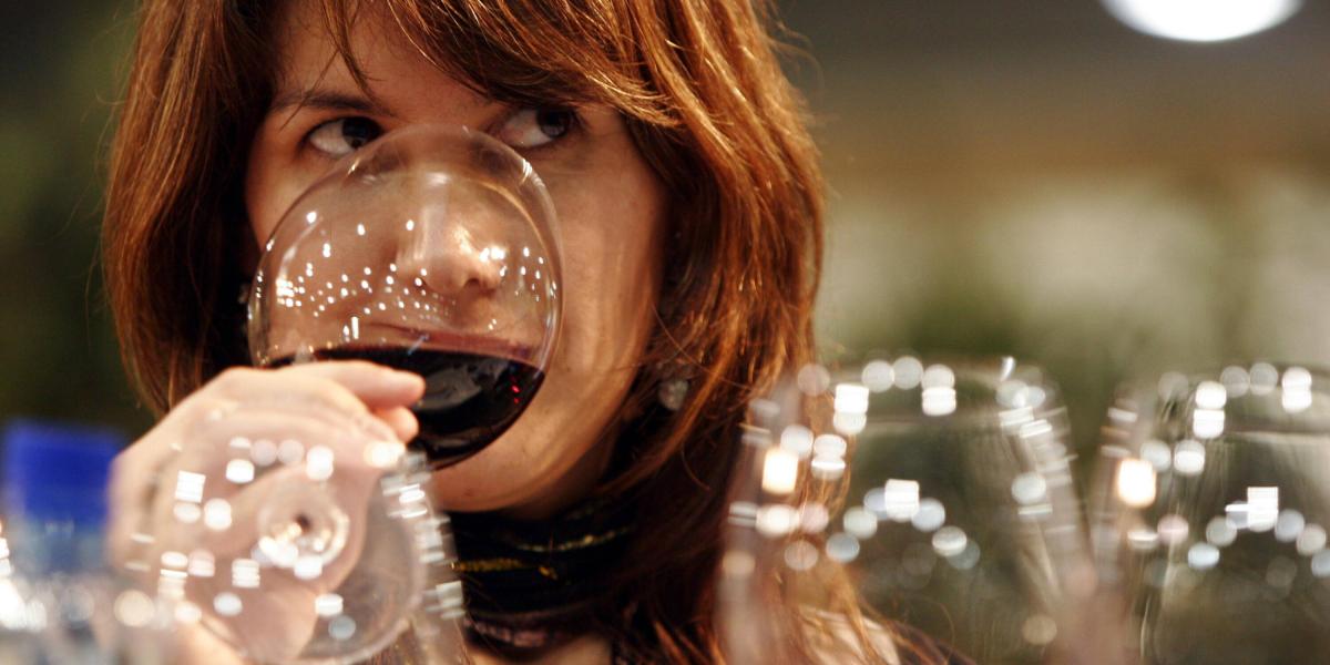 La evaluación olfativa es parte importante de una cata de vinos.