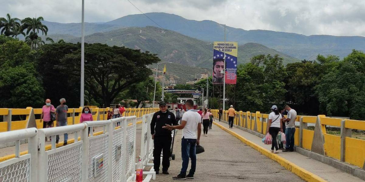 Hay un camión listo para pasar desde cada lado de la frontera. El primero iría de Norte de Santander a Ureña y el segundo vendría desde suelo venezolano.