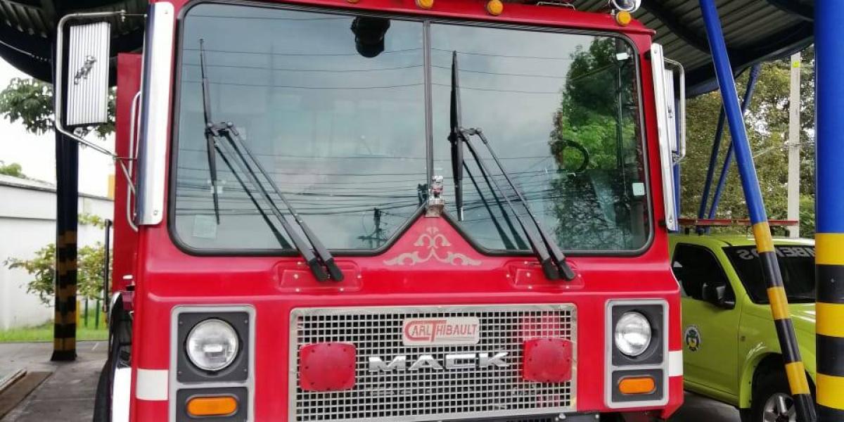 Aseguran que solo sirven 3 de los 13 carros de bomberos del municipio.