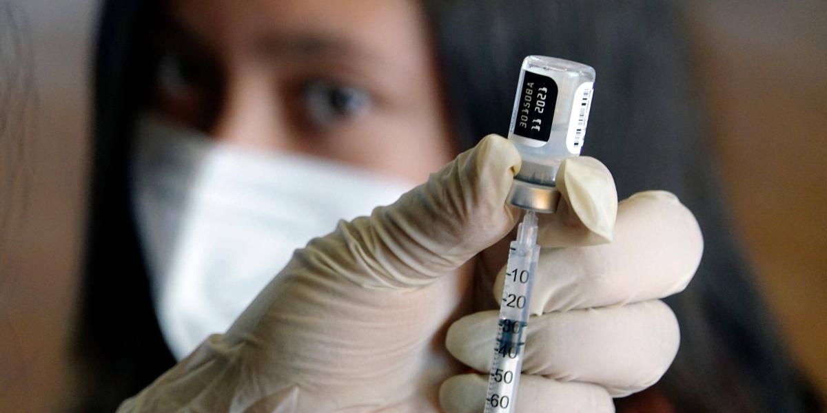 Un trabajador de salud prepara una dosis de la vacuna Pfizer en una escuela privada en Quito el 13 de septiembre de 2021.