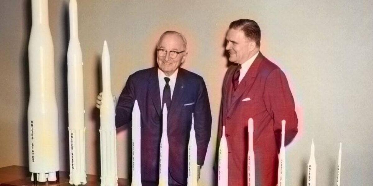 James E. Webb, presentándole una colección de modelos de cohetes al expresidente Harry S. Truman durante una visita presidencial a la entonces recién inaugurada sede de la Nasa.