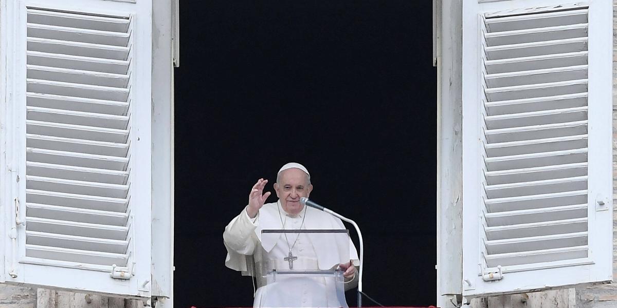 El Papa Francisco pronuncia la oración dominical del Ángelus desde la ventana de su estudio con vista a la Plaza de San Pedro en el Vaticano el 26 de diciembre.