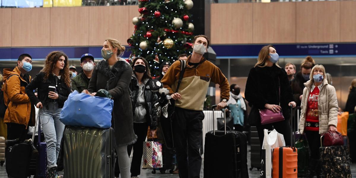 Los viajeros esperan sus trenes cuando salen de la capital en vísperas de Navidad, en la estación de Euston en Londres, Gran Bretaña, el 24 de diciembre de 2021.