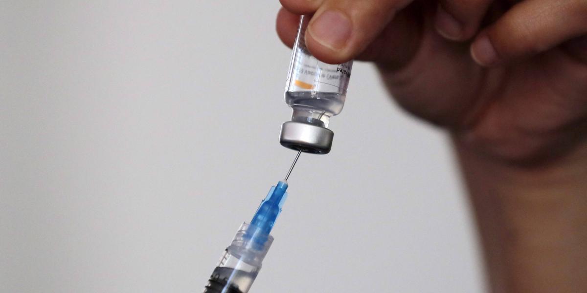 Un trabajador de salud prepara una dosis de la vacuna Sinovac-CoronaVac contra COVID-19 en un centro de vacunación de Santiago, el 23 de diciembre de 2021.
