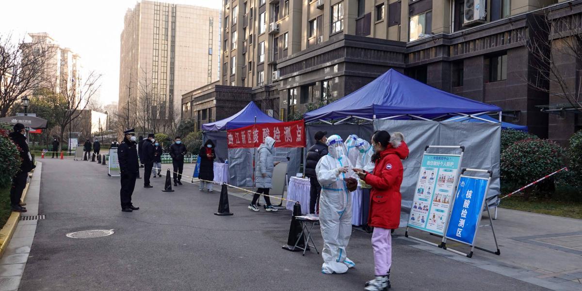Residentes hacen cola para someterse a pruebas de covid-19 en Xi'an, en la provincia norteña de Shaanxi, en China, el 29 de diciembre de 2021.