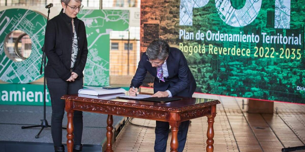 Claudia López y María Mercedes Jaramillo, secretaria de Planeación, firmaron el decreto del POT.