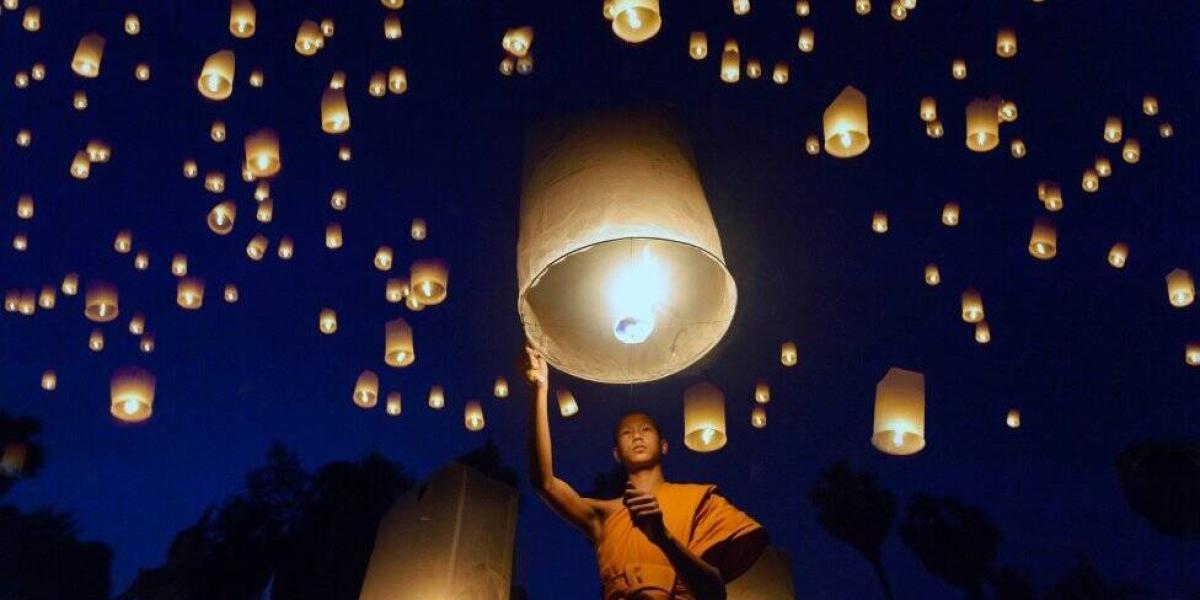 BBC Mundo: Un monje con lámparas con luces