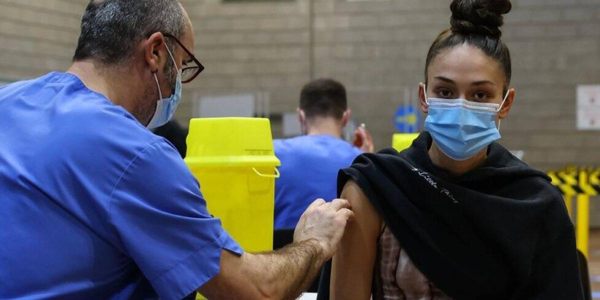 BBC Mundo: Una mujer recibe una vacuna contra Covid-19