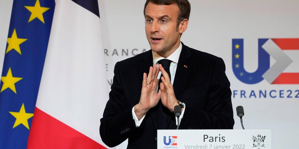 El presidente francés, Emmanuel Macron, habla durante una conferencia de prensa conjunta con la presidenta de la Comisión Europea, Ursula von der Leyen, después de una reunión en el Palacio del Elíseo en París, Francia, el 7 de enero de 2022.