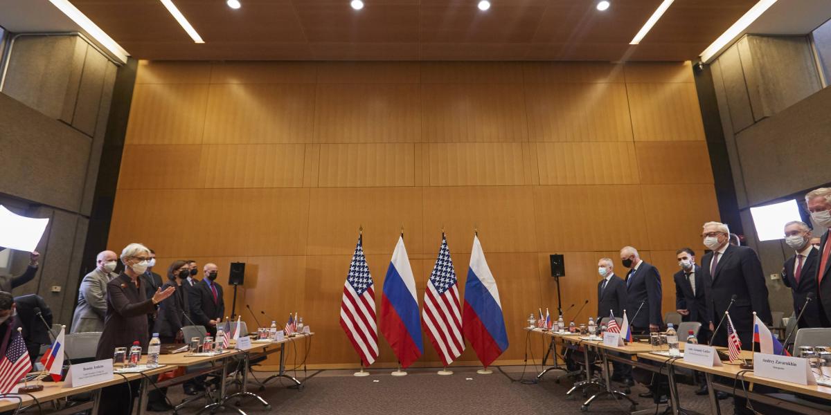 La subsecretaria de Estado de los Estados Unidos, Wendy Sherman, a la izquierda, y el viceministro de Relaciones Exteriores de Rusia, Sergei Ryabkov.