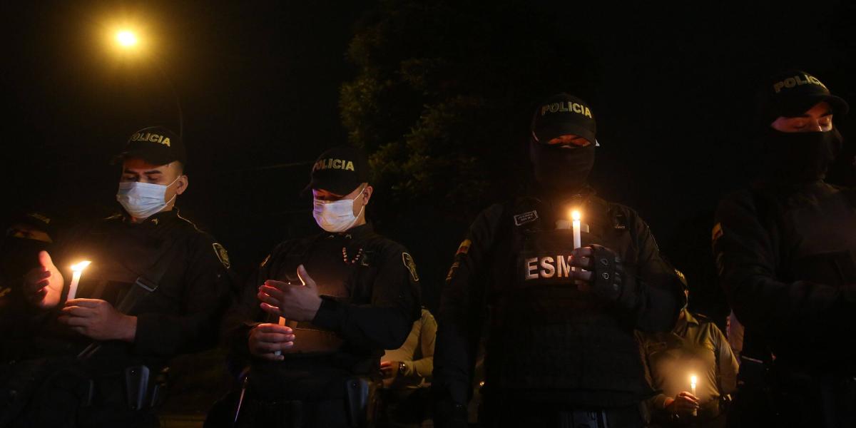 Civiles, policías, integrantes de Iglesia y Alcaldía de Cali, en una velatón en el barrio Villa del Sur, Cali, donde un explosivo dejó a 13 uniformados del Esmad heridos.