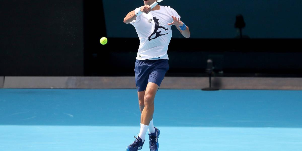 Novak Djokovic entrenando para el Abierto de Australia