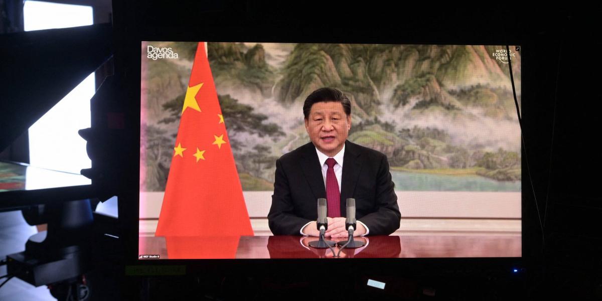 El presidente chino, Xi Jinping, aparece en una pantalla de televisión hablando de forma remota en la apertura de las sesiones virtuales de la Agenda de Davos del FEM en la sede del FEM en Cologny, cerca de Ginebra, el 17 de enero de 2022.