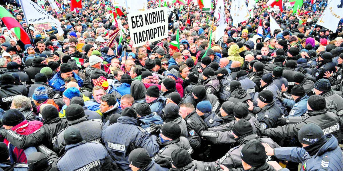 Un grupo de opositores a las medidas impuestas en Bulgaria para prevenir el covid-19 que se enfrentó contra miembros de la policía al intentar ingresar al Parlamento de la capital, Sofía.