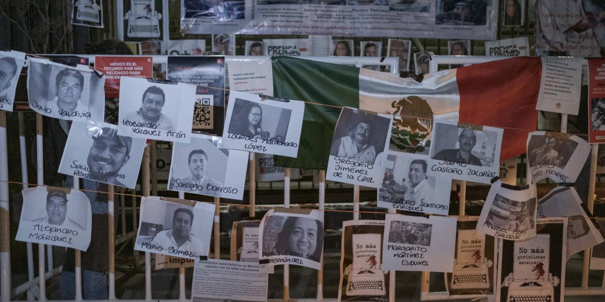 Carteles en una valla durante una protesta nacional de 'Periodista en riesgo' en la Ciudad de México, México, el martes 25 de enero de 2022.