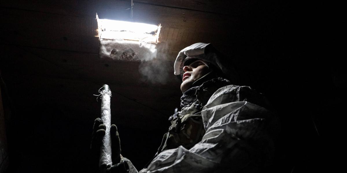 Los militares ucranianos verifican la situación en las posiciones en la línea del frente cerca de la aldea de Avdiivka, no lejos de la ciudad de Donetsk, Ucrania, controlada por militantes prorrusos, el 25 de enero de 2022