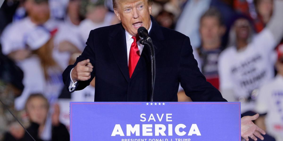 El expresidente de los Estados Unidos, Donald Trump, habla en un mitin Save America, que se llevó a cabo al aire libre en el recinto ferial del condado de Montgomery en Conroe, Texas, EE. (Estados Unidos) EFE/EPA/MICHAEL WYKE