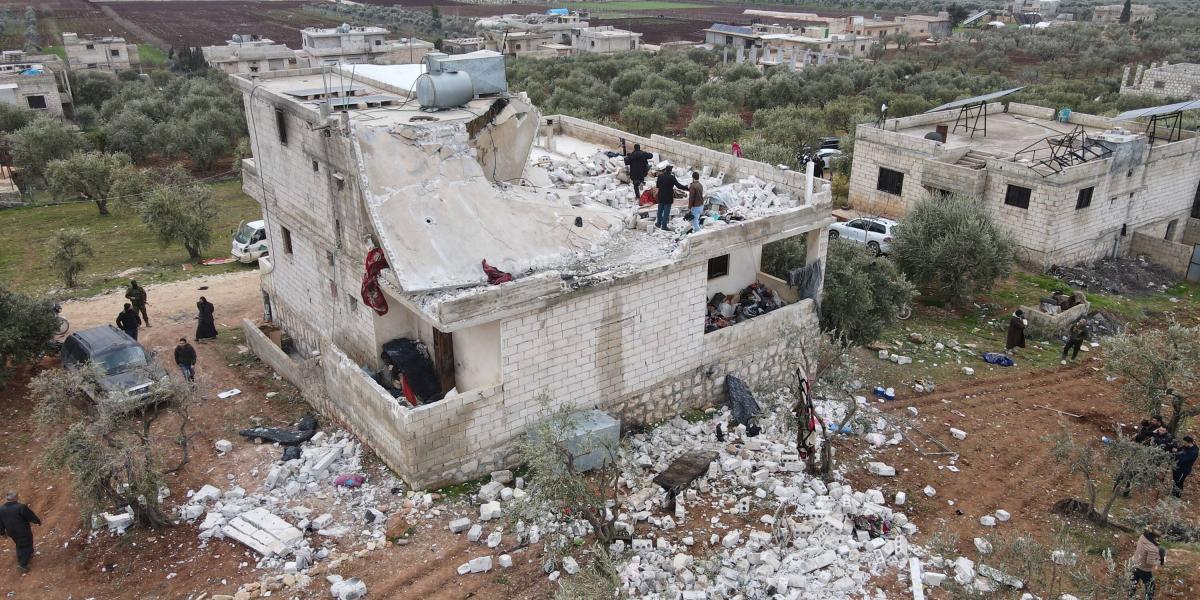 Vista de un edificio en Siria que fue bombardeado por operación de EE. UU.