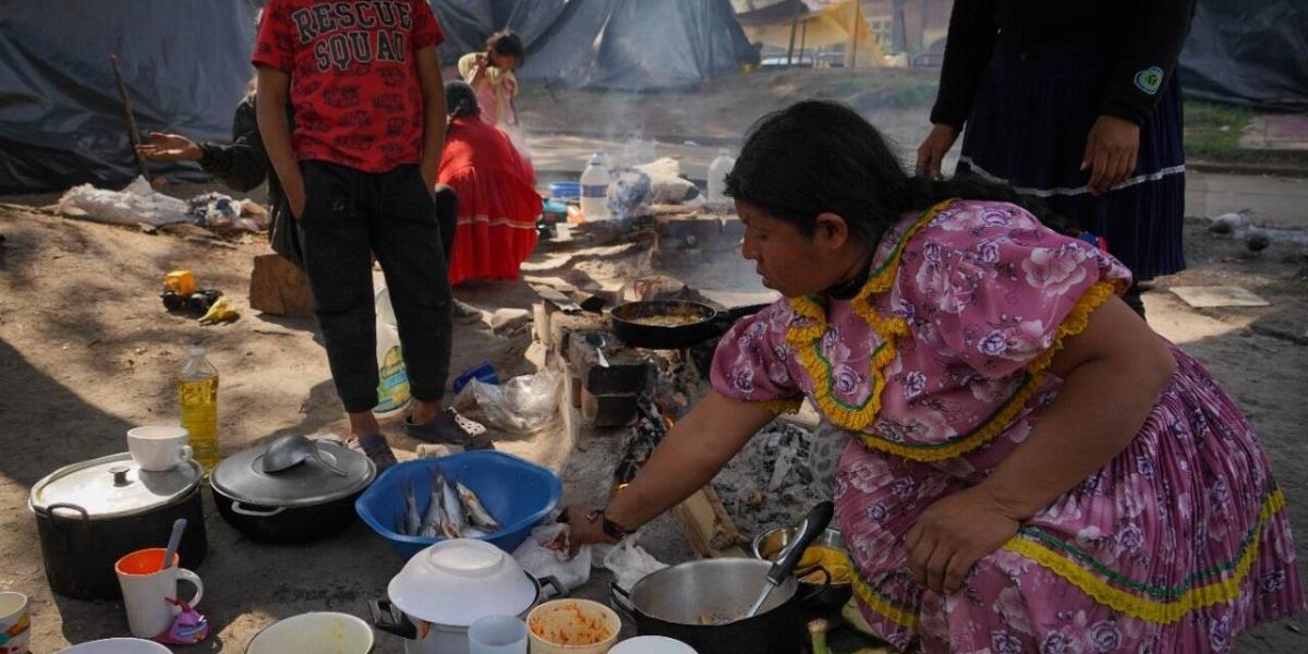 Mujeres emberás se encargan de cocinar los alimentos. Dicen que las ayudas no son suficientes.