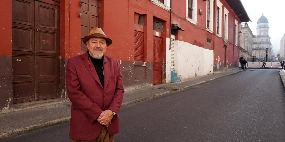 Humberto Dorado, en una de las casas del centro de Bogotá que fue locación de la película ‘La estrategia del caracol’.