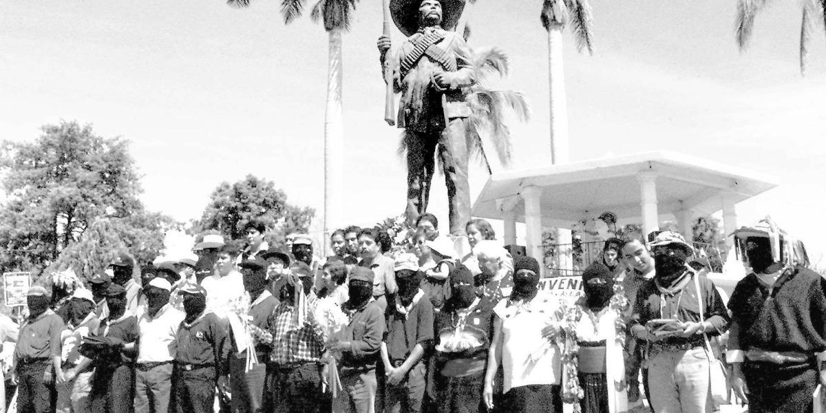 El Ejército Zapatista de Liberación Nacional de México entró en escena en 1994 en el estado de Chiapas y en 2006 devino en movimiento político. En la imagen, de 2001, líderes del Frente Zapatista que surgió en 1997 rinden tributo a Emiliano Zapata, en Morelos.