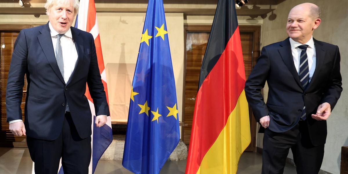 El canciller alemán Olaf Scholz (der.) y el primer ministro británico Boris Johnson, durante una sesión fotográfica antes de las conversaciones bilaterales en la Conferencia de Seguridad de Munich 2022.