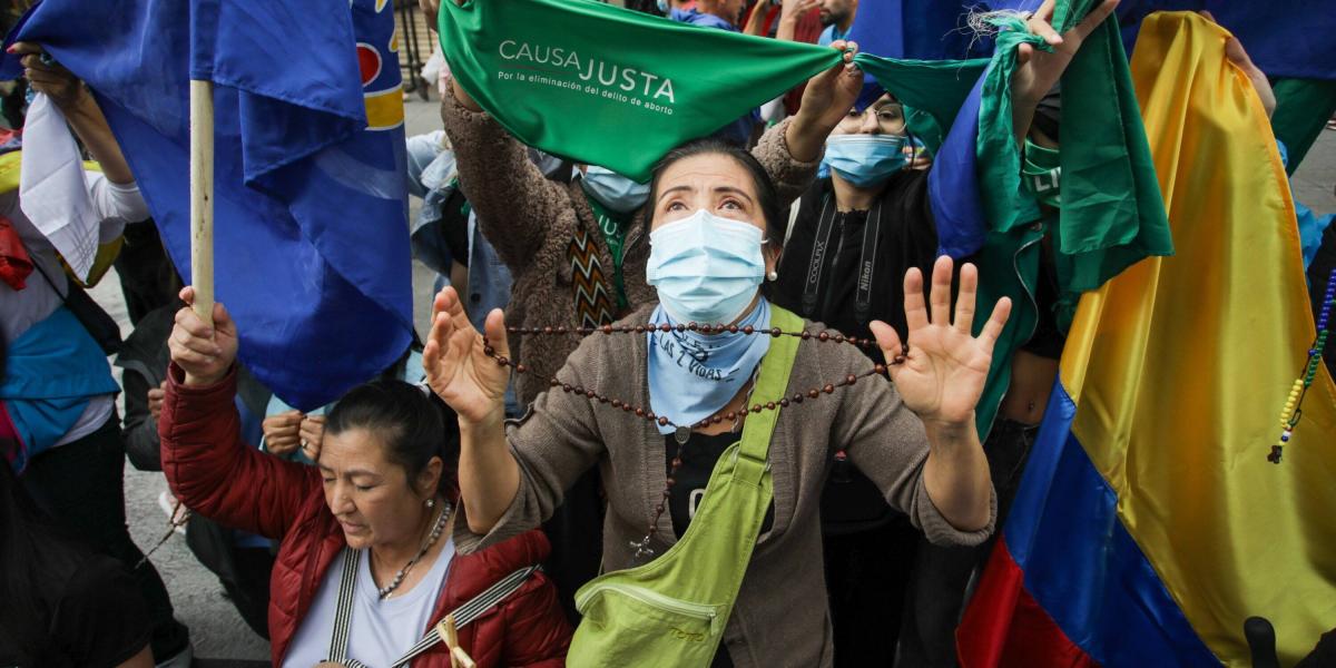 Grupos 'provida', identificados con color azul, durante una protesta el 21 de febrero de 2022 en el Palacio de Justicia.